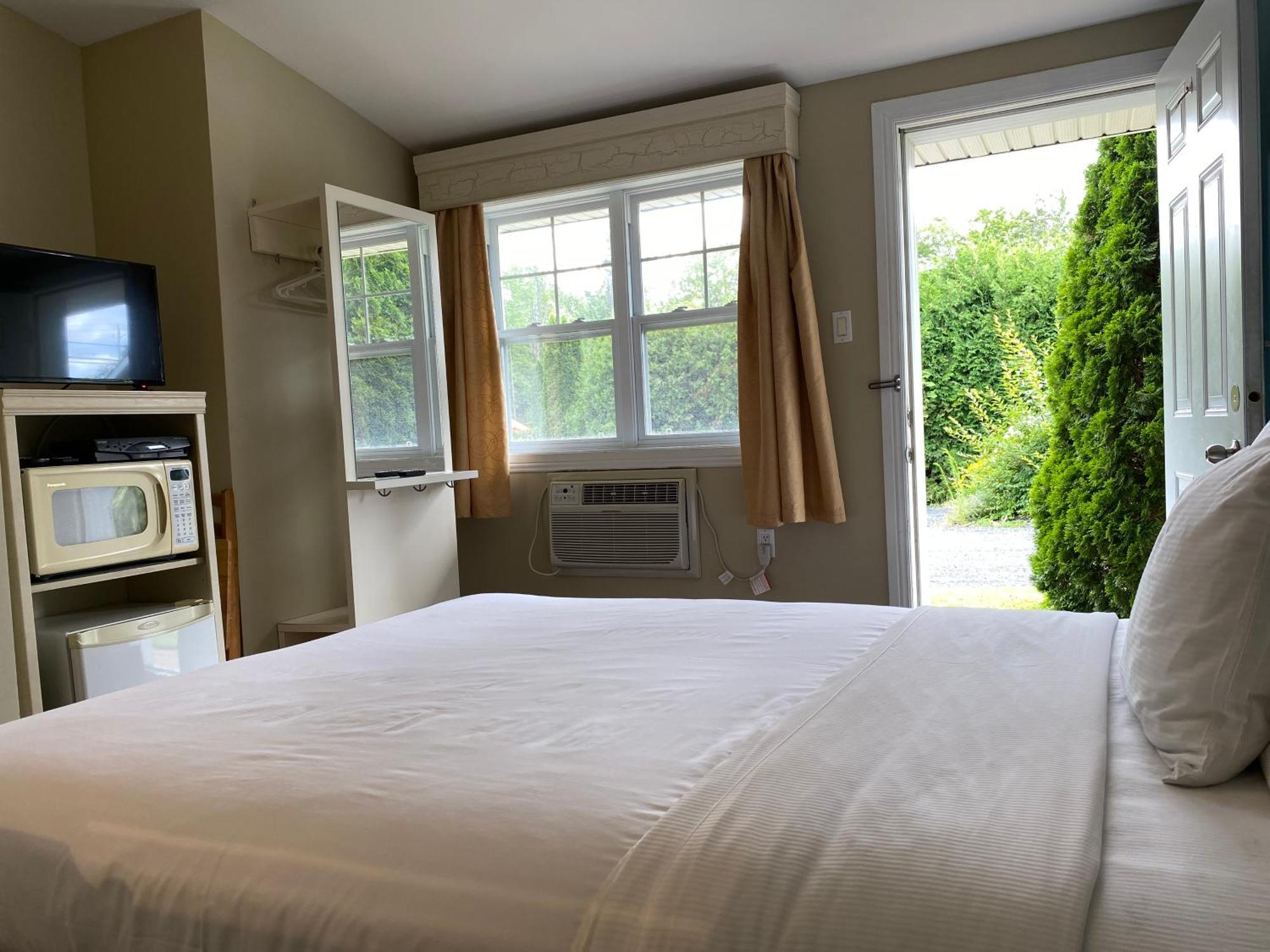 Motel Des Cedres Sherbrooke Bagian luar foto