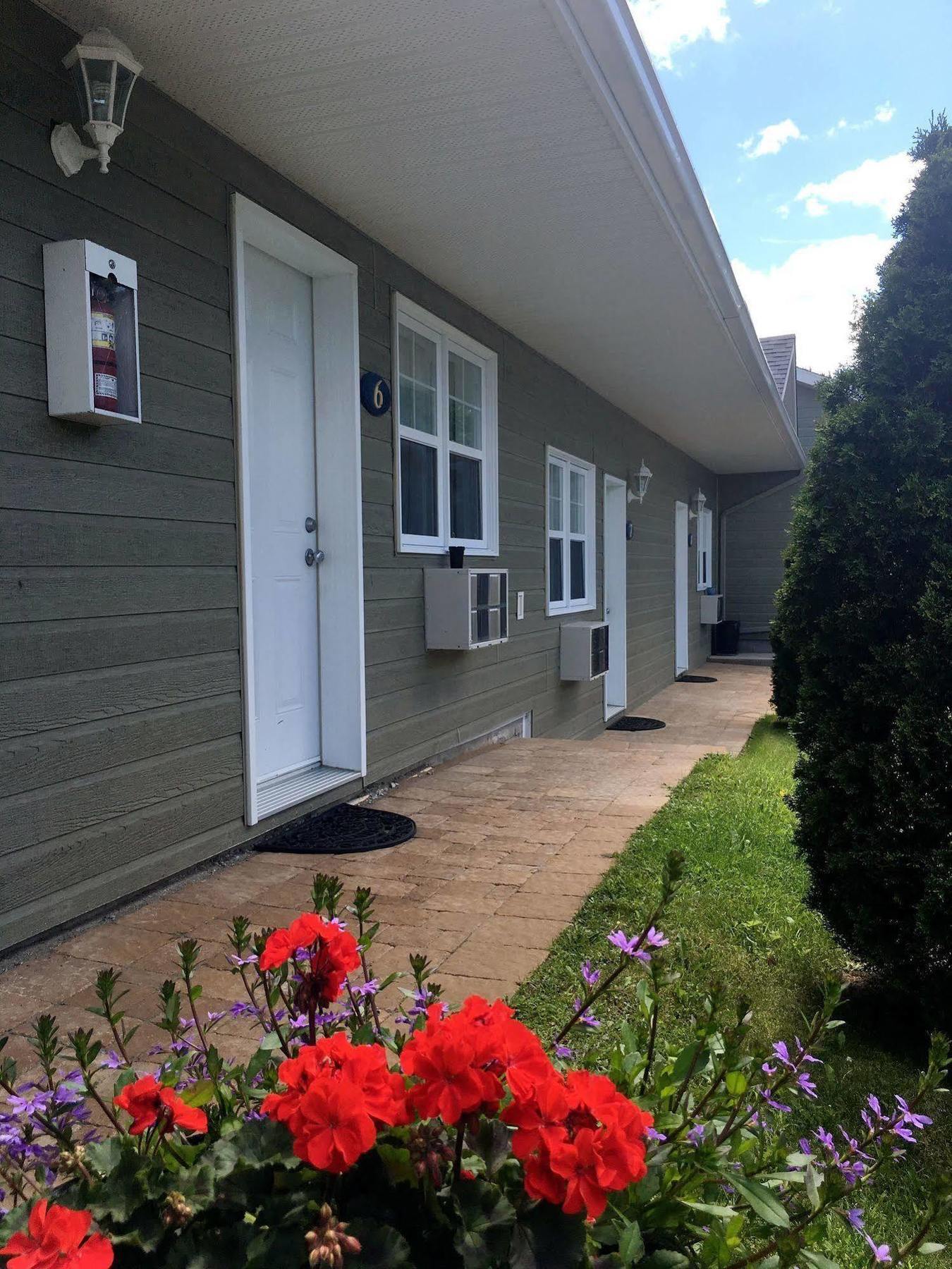 Motel Des Cedres Sherbrooke Bagian luar foto