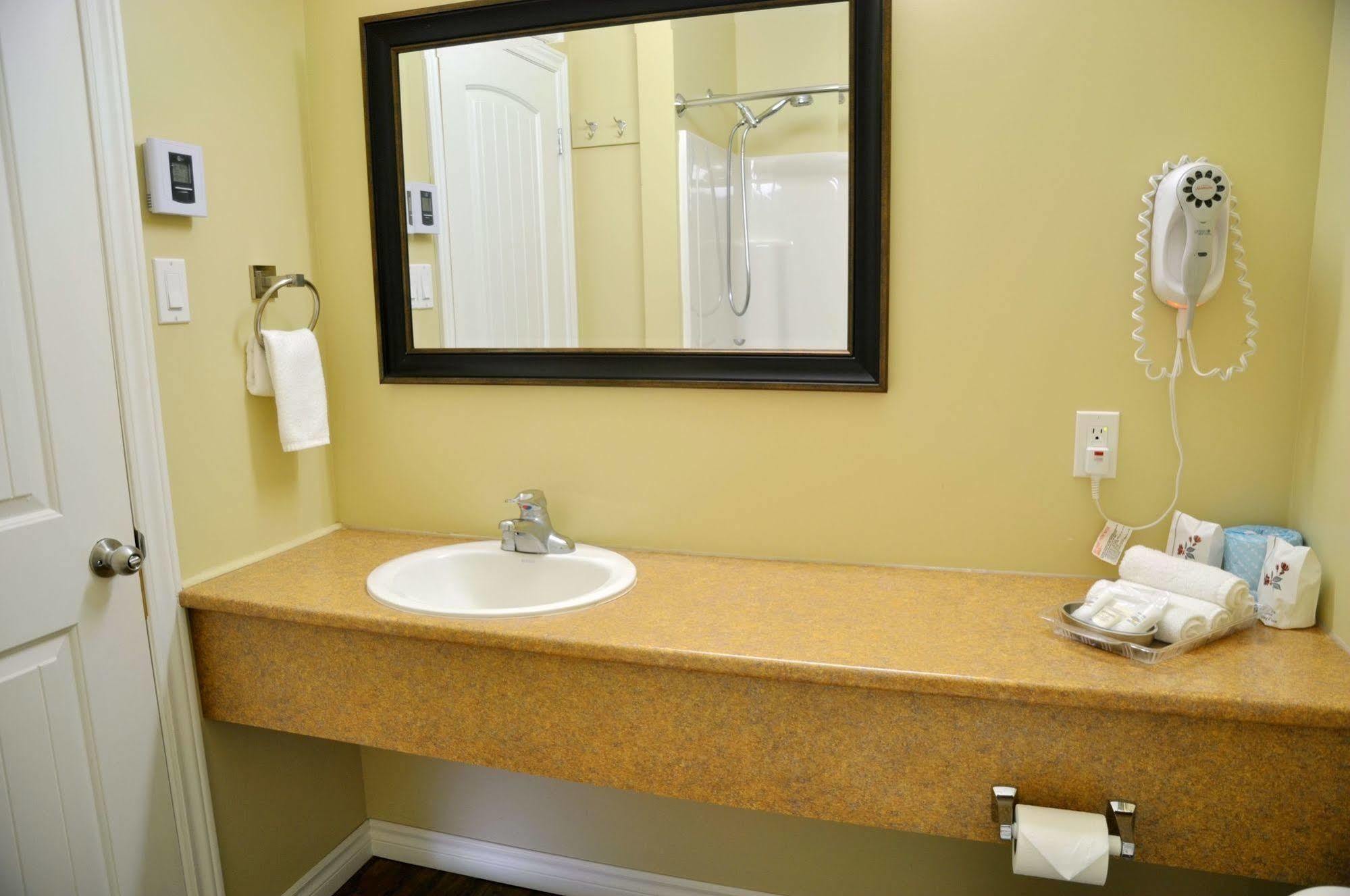 Motel Des Cedres Sherbrooke Bagian luar foto