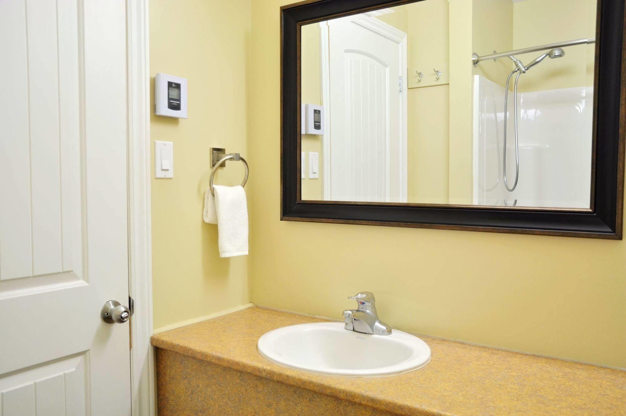 Motel Des Cedres Sherbrooke Bagian luar foto