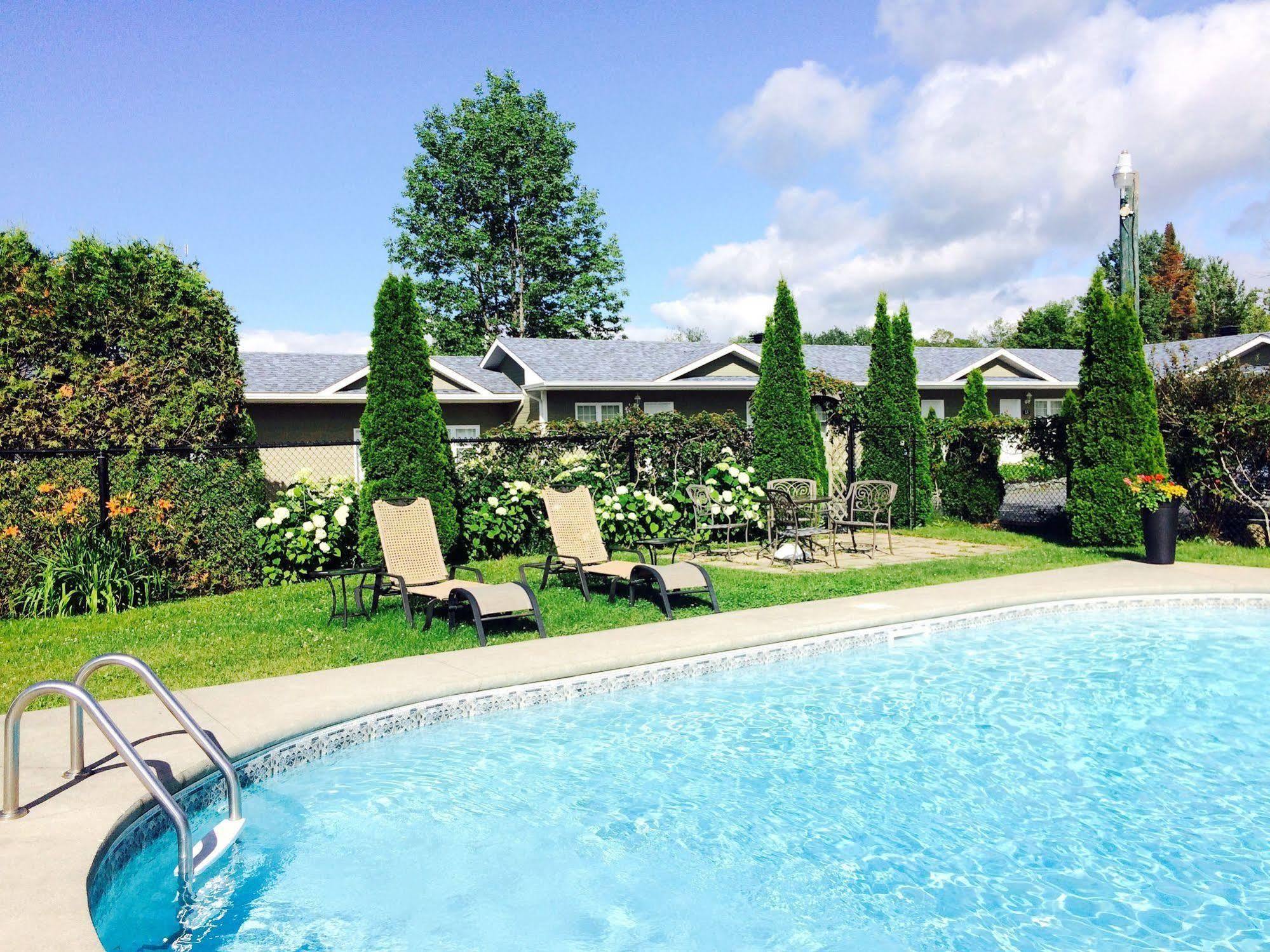 Motel Des Cedres Sherbrooke Bagian luar foto