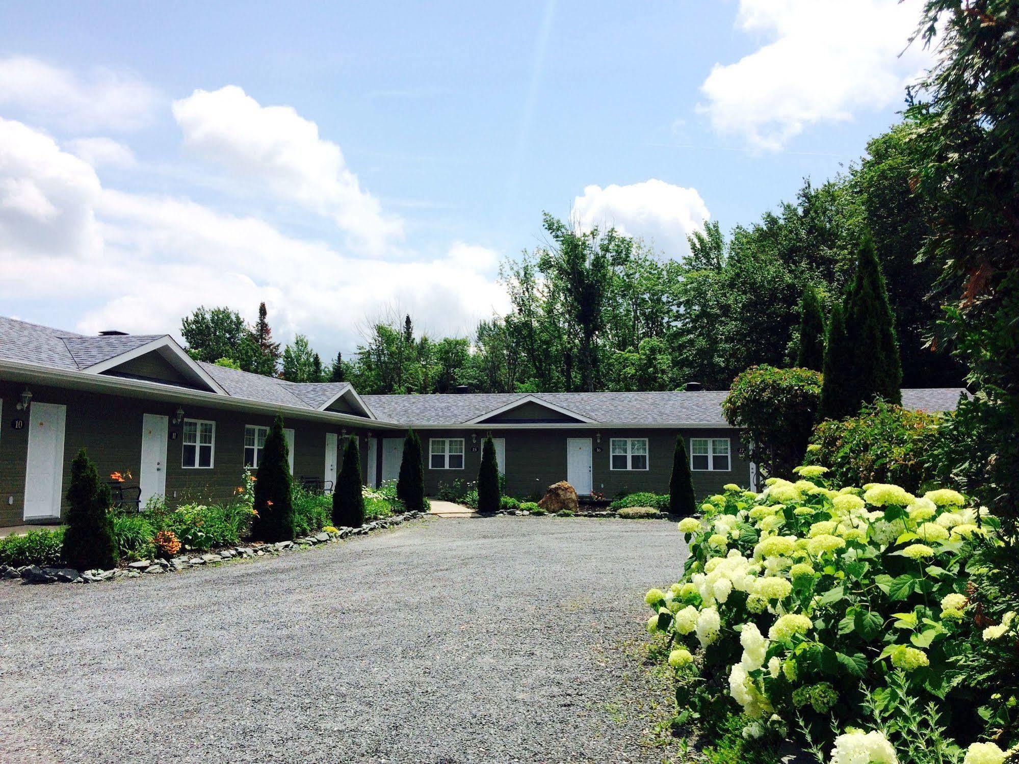 Motel Des Cedres Sherbrooke Bagian luar foto